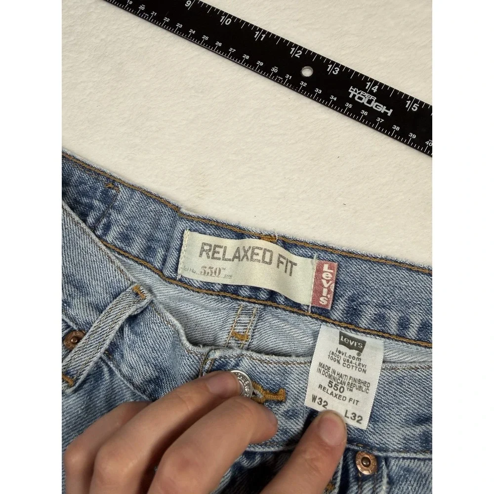 Vintage Levi's 550 Relaxed Fit Jeans Men's Fits 32x30 Light Wash Denim Blue